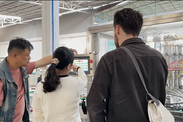 U.S.-customers-Acceptance-a-BOV-aerosol-filling-production-line-at-the-factory1 (2)